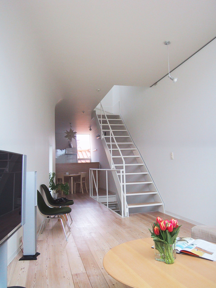 Стильный дизайн: прямая лестница среднего размера в стиле модернизм с металлическими перилами без подступенок - последний тренд