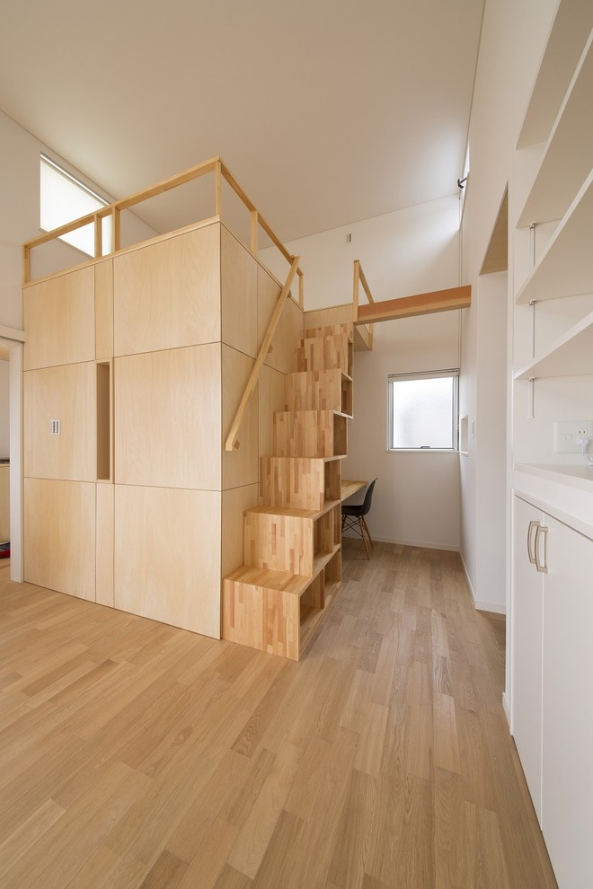 Источник вдохновения для домашнего уюта: маленькая прямая деревянная лестница в восточном стиле с деревянными ступенями, деревянными перилами и кладовкой или шкафом под ней для на участке и в саду