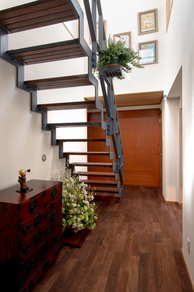 Gerade, Große Moderne Holztreppe mit offenen Setzstufen und Stahlgeländer in Sonstige