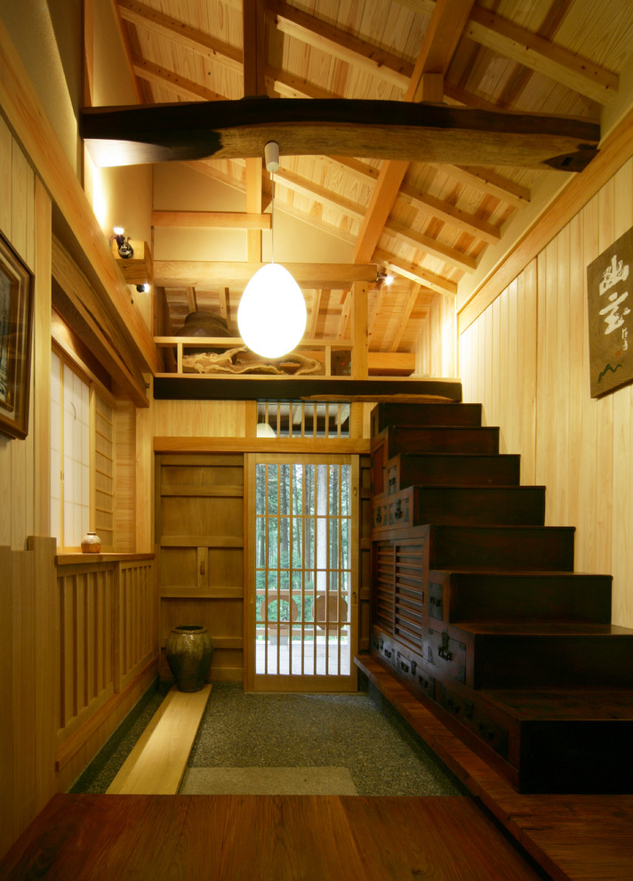 Réalisation d'un escalier droit asiatique avec des marches en bois et des contremarches en bois.
