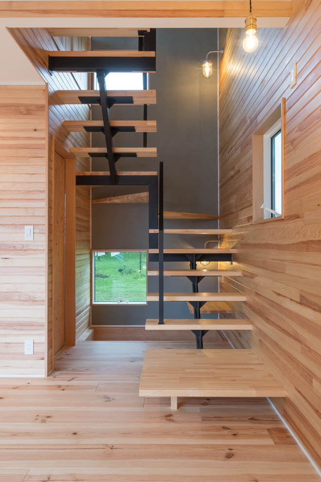 Пример оригинального дизайна: п-образная лестница в стиле модернизм с деревянными ступенями и металлическими перилами без подступенок