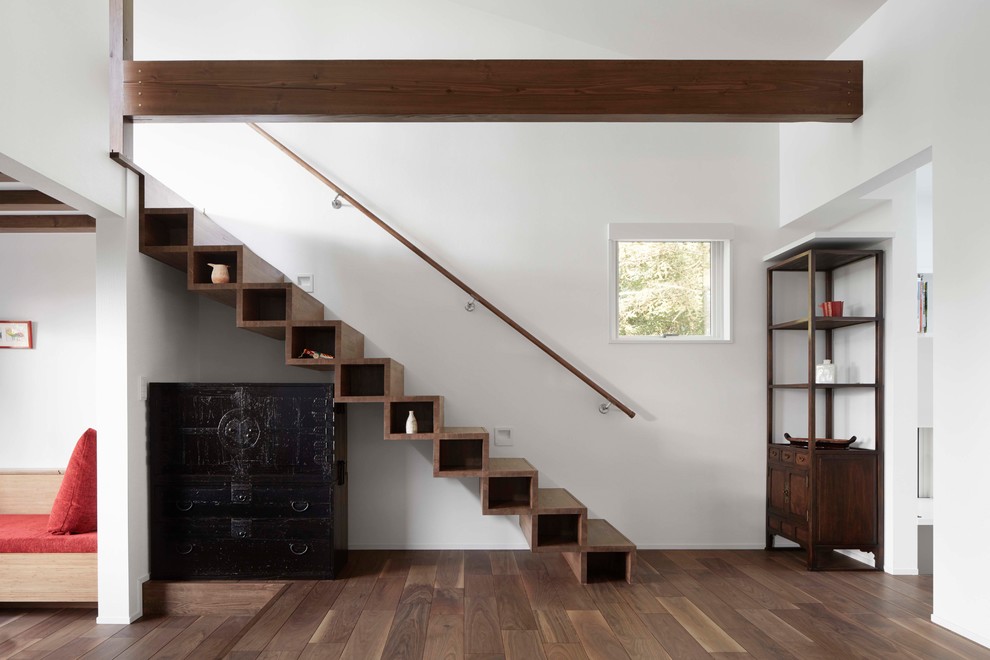 Свежая идея для дизайна: прямая деревянная лестница в современном стиле с деревянными ступенями и деревянными перилами - отличное фото интерьера