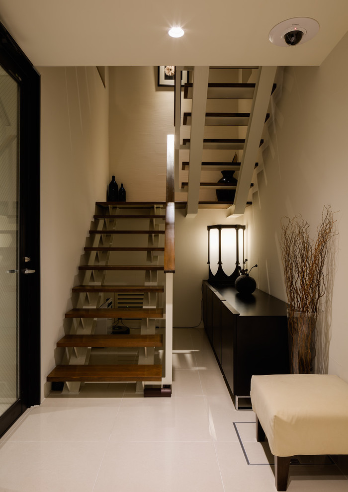 Ejemplo de escalera en U minimalista sin contrahuella con escalones de madera