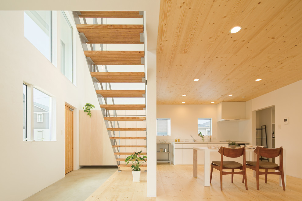 Стильный дизайн: прямая лестница в восточном стиле с деревянными ступенями без подступенок - последний тренд