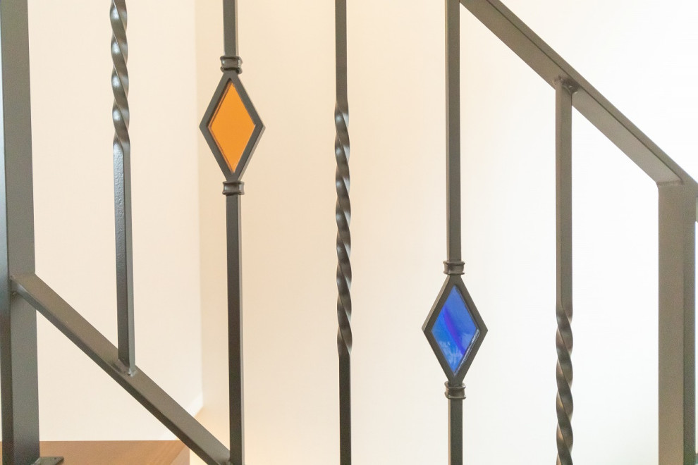 На фото: п-образная лестница в стиле лофт с металлическими перилами и обоями на стенах