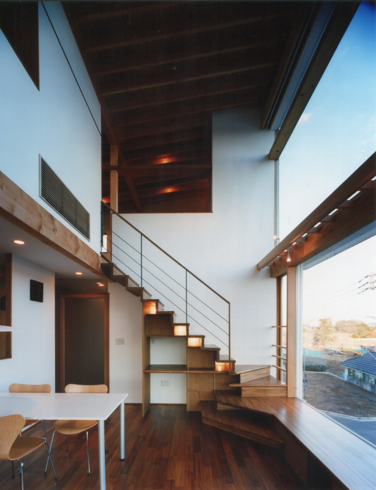 Источник вдохновения для домашнего уюта: прямая деревянная лестница среднего размера в восточном стиле с деревянными ступенями и перилами из смешанных материалов