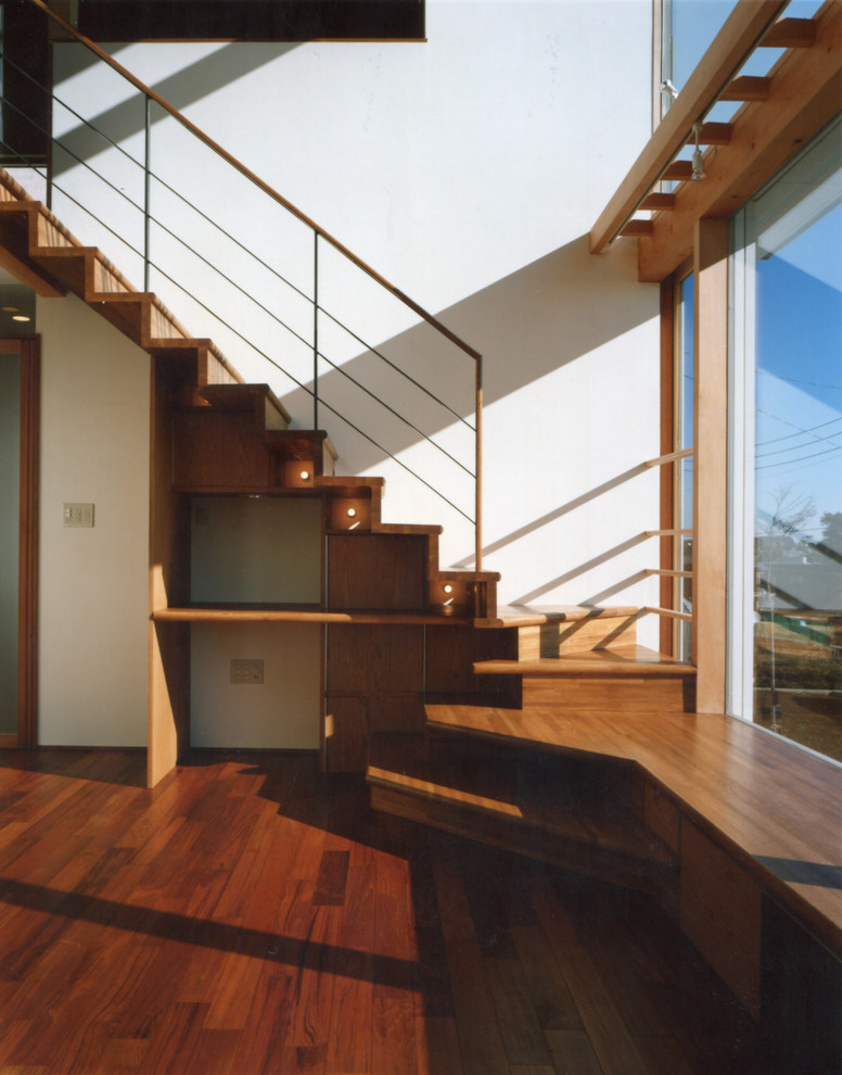 Diseño de escalera recta asiática de tamaño medio con escalones de madera, contrahuellas de madera y barandilla de varios materiales