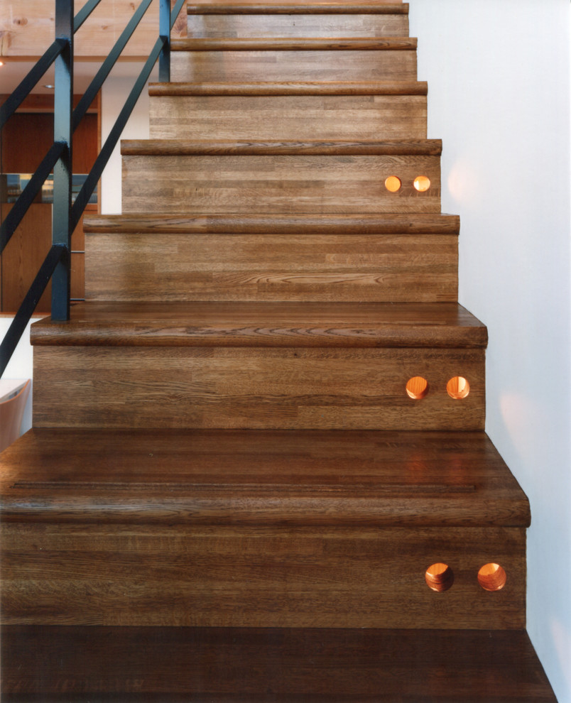 Diseño de escalera recta de estilo zen de tamaño medio con escalones de madera, contrahuellas de madera y barandilla de varios materiales