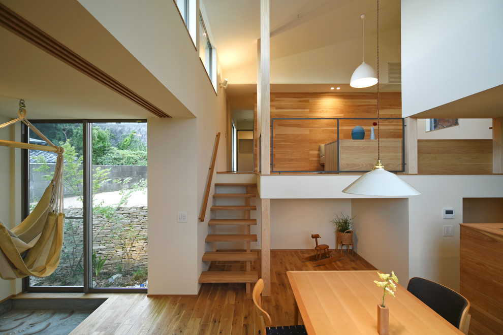 Modelo de escalera recta de estilo zen pequeña sin contrahuella con escalones de madera y barandilla de madera