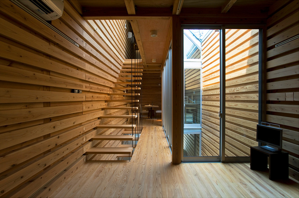 Idée de décoration pour un escalier sans contremarche droit design de taille moyenne avec des marches en bois.