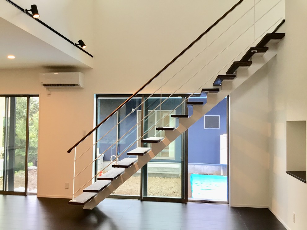 Schwebende Moderne Holztreppe mit Stahlgeländer in Sonstige