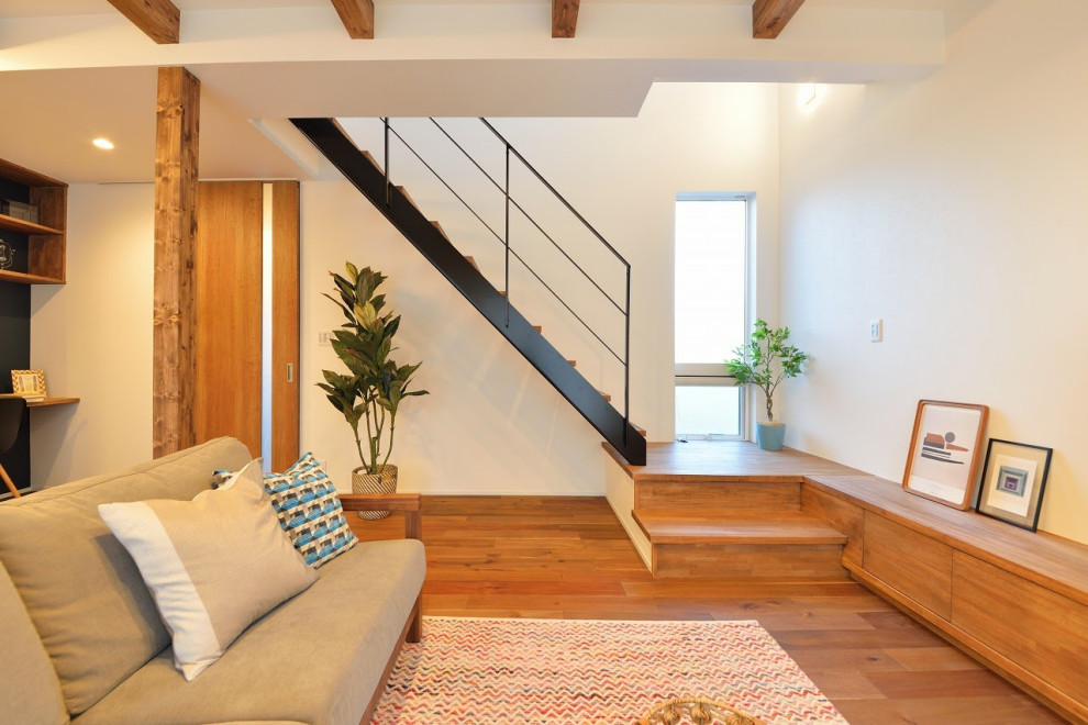 Imagen de escalera recta asiática de tamaño medio sin contrahuella con escalones de madera y barandilla de metal