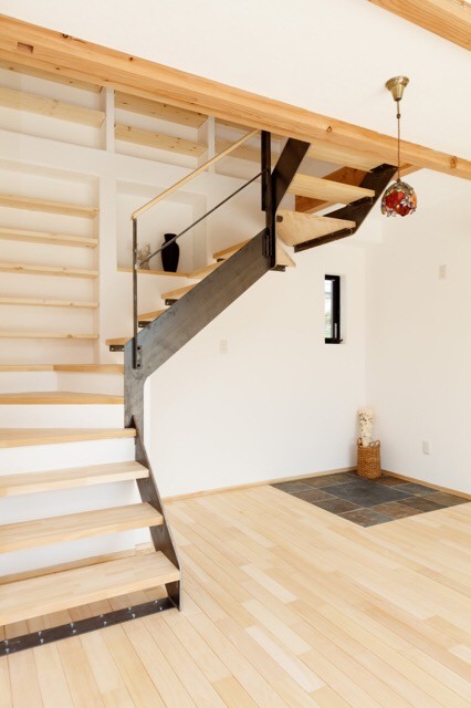 На фото: лестница на больцах в восточном стиле с деревянными ступенями без подступенок с