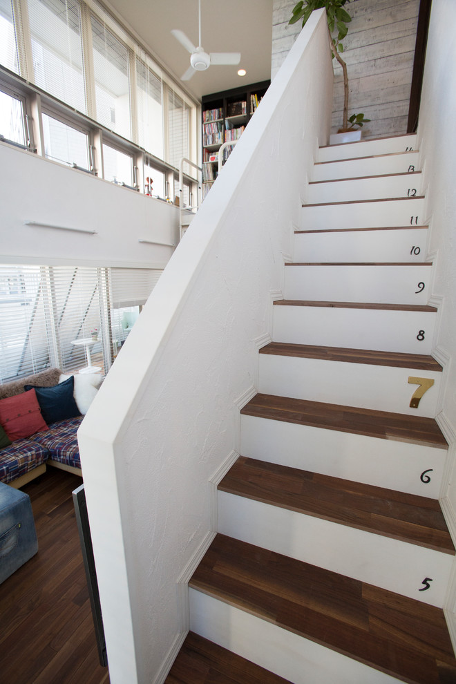 Imagen de escalera recta ecléctica con escalones de madera y contrahuellas de madera