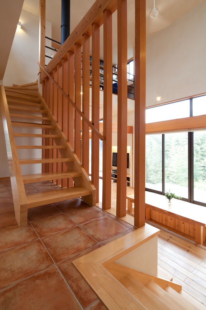 Идея дизайна: прямая деревянная лестница в стиле кантри с деревянными ступенями и деревянными перилами
