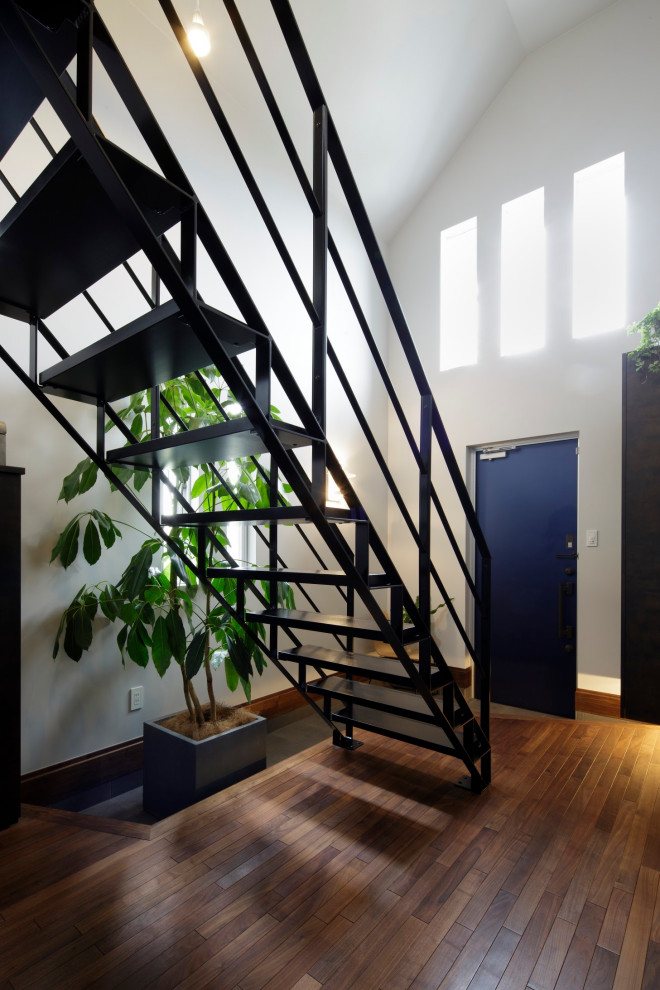Exemple d'un escalier sans contremarche droit bord de mer de taille moyenne avec des marches en bois et un garde-corps en métal.