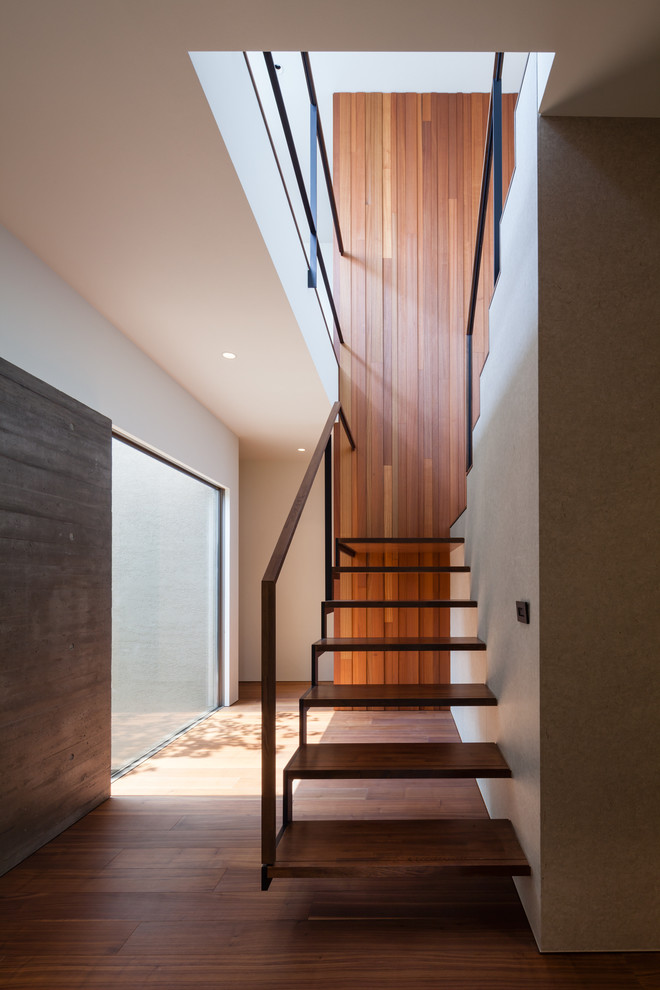 Diseño de escalera suspendida asiática sin contrahuella con escalones de madera