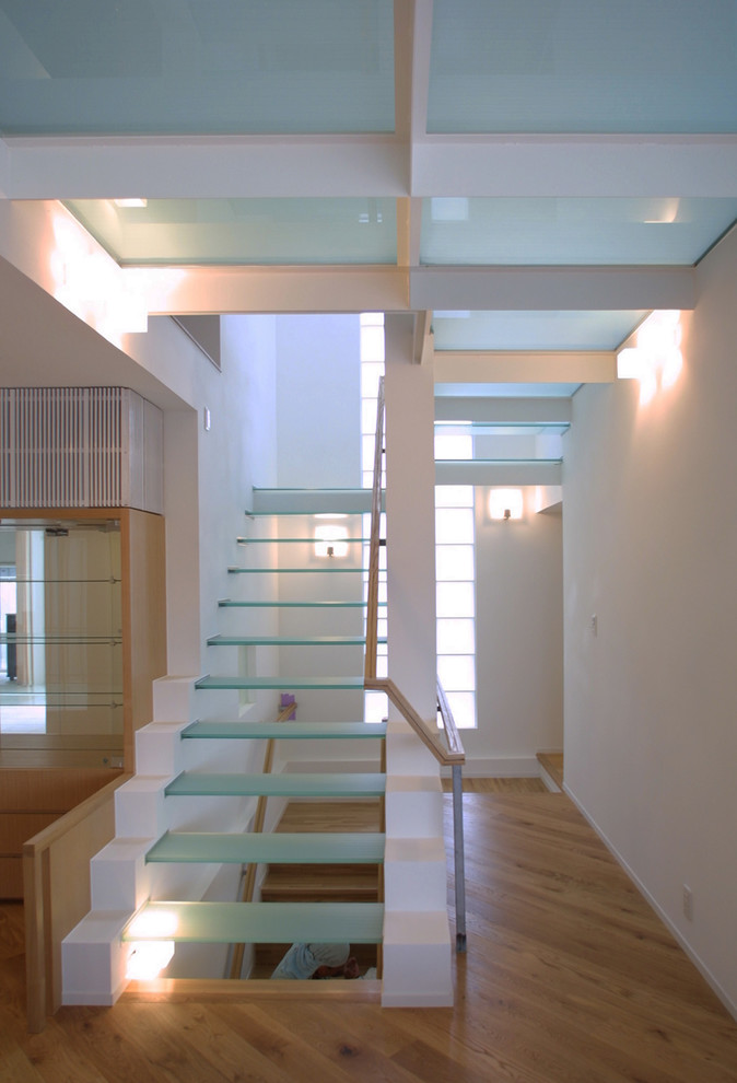 Cette photo montre un escalier sans contremarche tendance en U avec un garde-corps en bois.