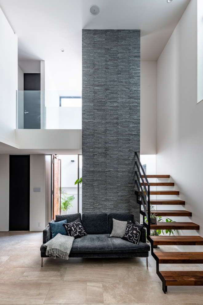 Свежая идея для дизайна: деревянная лестница в стиле модернизм с деревянными ступенями, металлическими перилами и обоями на стенах - отличное фото интерьера