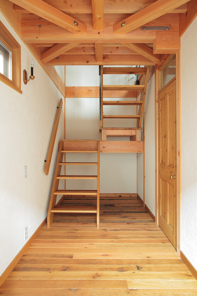 Idées déco pour un escalier sans contremarche campagne avec des marches en bois et un garde-corps en bois.