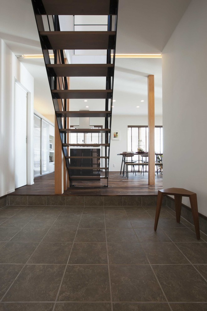 Gerade, Kleine Moderne Holztreppe mit offenen Setzstufen und Stahlgeländer in Sonstige