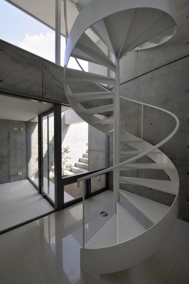 На фото: винтовая лестница в стиле модернизм без подступенок с