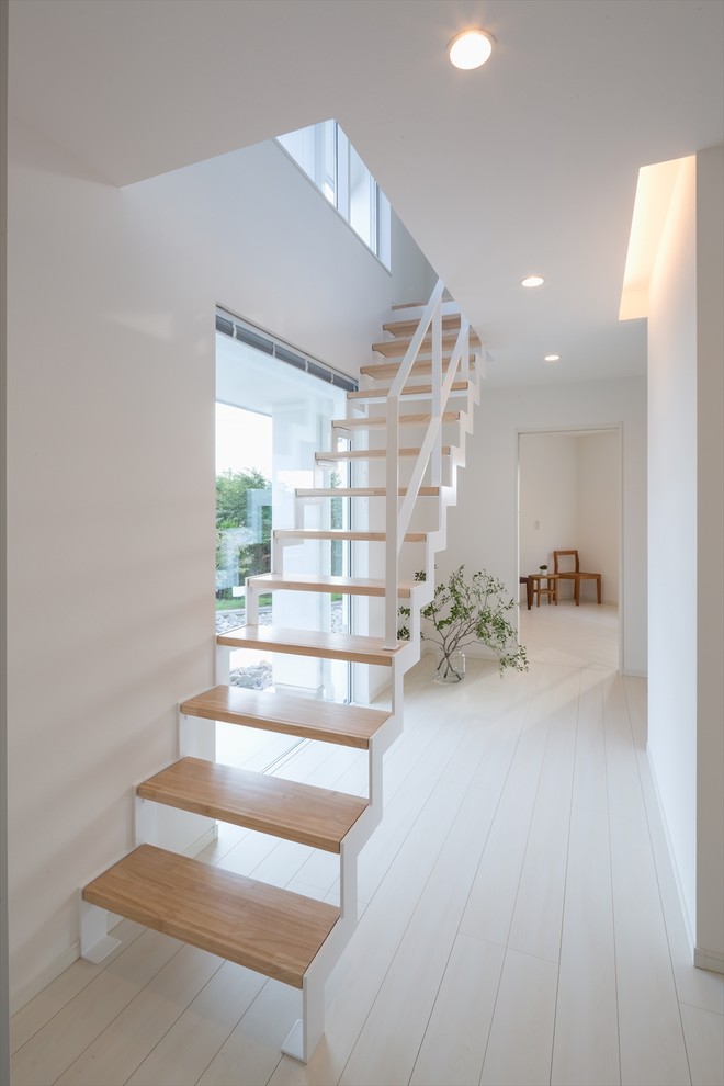 Réalisation d'un escalier minimaliste avec éclairage.