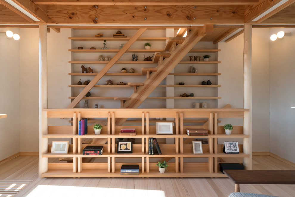 Ejemplo de escalera recta de estilo zen sin contrahuella con escalones de madera y barandilla de madera