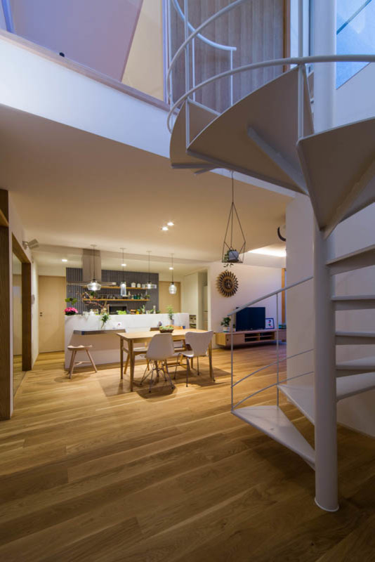 Mittelgroße Moderne Treppe mit offenen Setzstufen, Stahlgeländer und Tapetenwänden in Kobe