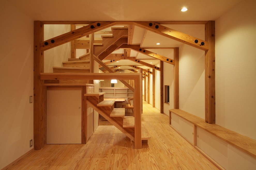 Imagen de escalera en U asiática con escalones de madera y contrahuellas de madera
