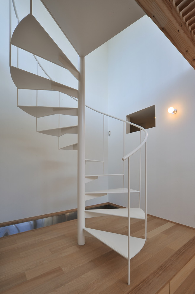 Свежая идея для дизайна: винтовая металлическая лестница в стиле ретро с металлическими ступенями и металлическими перилами - отличное фото интерьера