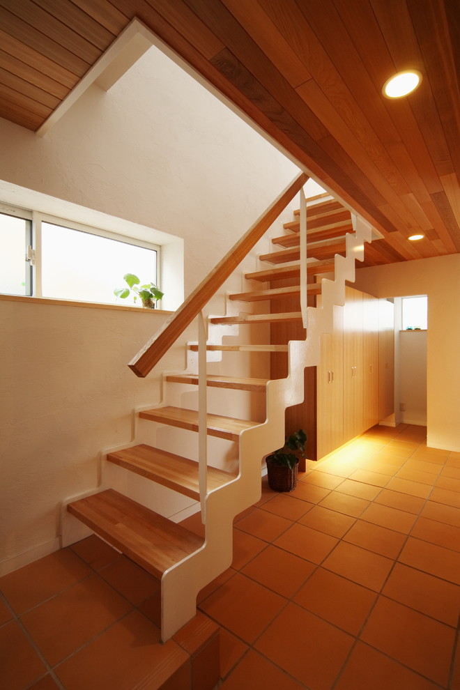 Inspiration pour un escalier sans contremarche droit nordique avec des marches en bois et un garde-corps en matériaux mixtes.