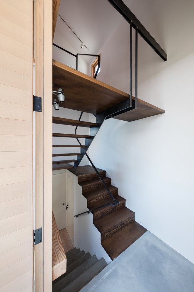 Источник вдохновения для домашнего уюта: маленькая п-образная лестница в восточном стиле с металлическими перилами для на участке и в саду