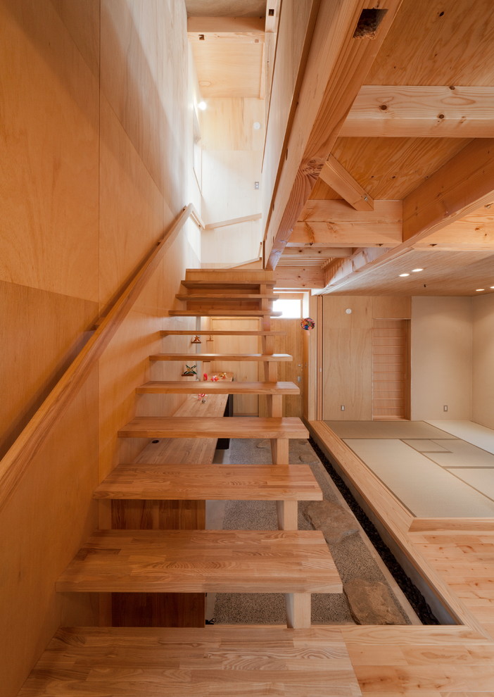 Imagen de escalera recta de estilo zen de tamaño medio sin contrahuella con escalones de madera y barandilla de madera