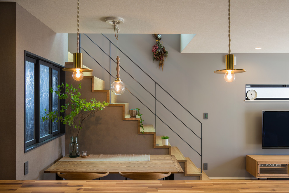 名古屋にある北欧スタイルのおしゃれな直階段 (木の蹴込み板、金属の手すり) の写真