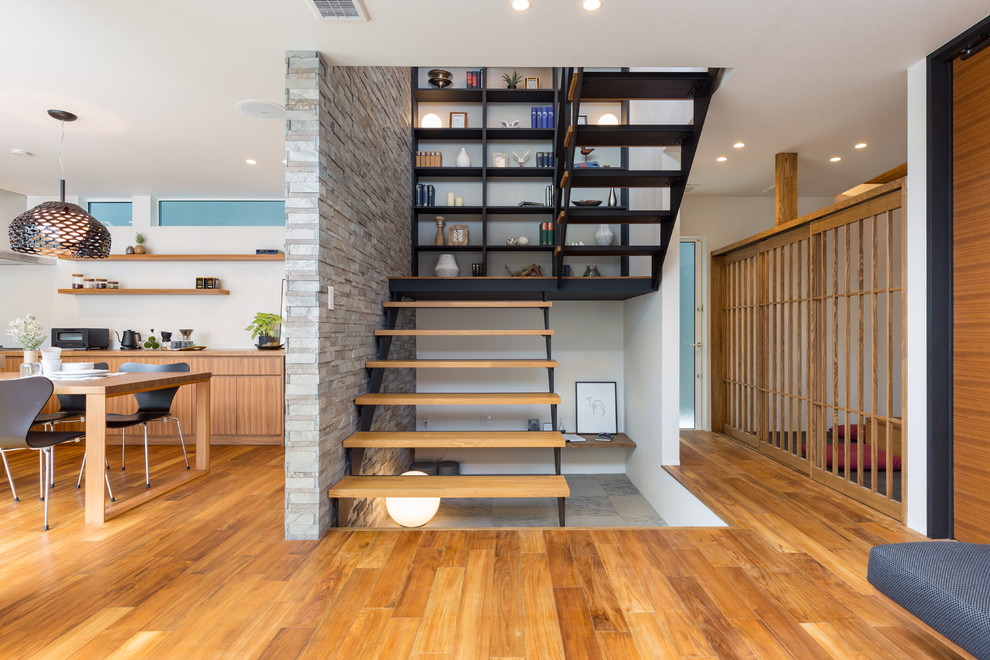 Diseño de escalera en U actual sin contrahuella con escalones de madera y barandilla de metal