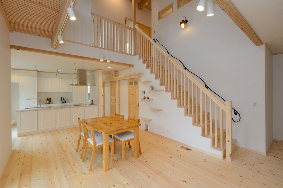 Diseño de escalera recta nórdica con escalones de madera, contrahuellas de madera y barandilla de madera