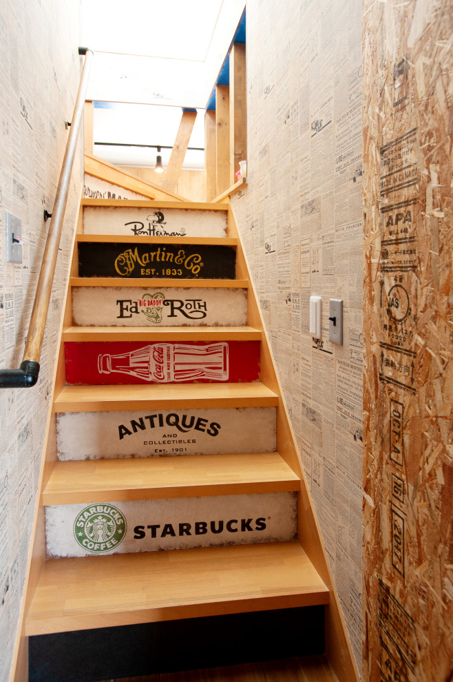 Идея дизайна: угловая деревянная лестница в стиле лофт с деревянными ступенями и обоями на стенах