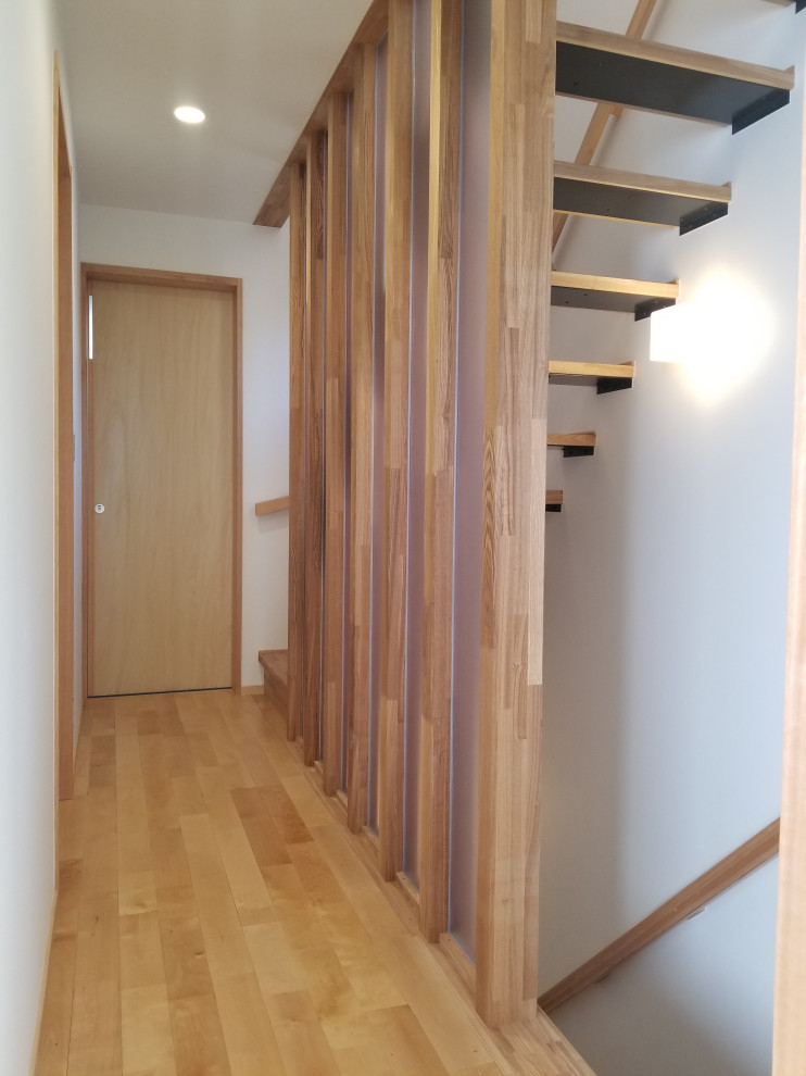 Modelo de escalera recta nórdica pequeña sin contrahuella con escalones de madera y barandilla de madera