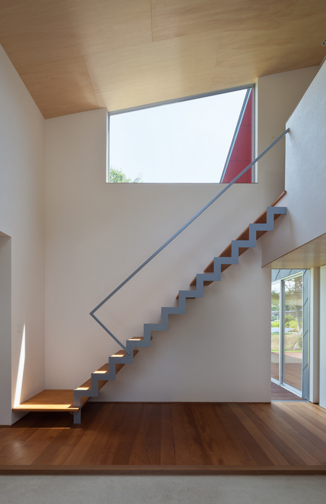 Ejemplo de escalera recta minimalista con escalones de madera y contrahuellas de madera