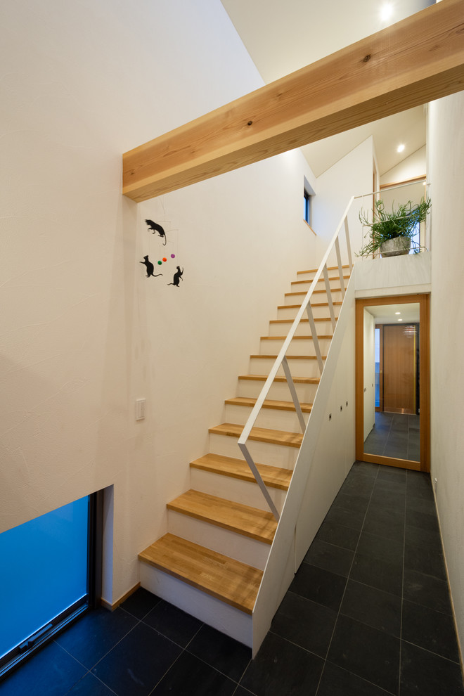 Modelo de escalera recta moderna con escalones de madera y barandilla de metal