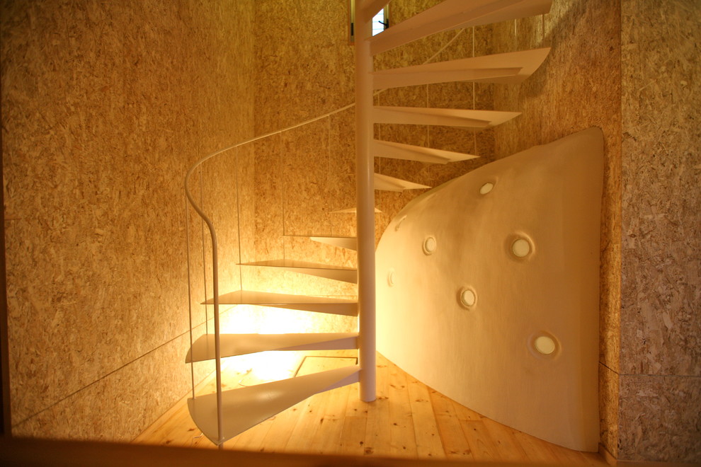 Свежая идея для дизайна: винтовая лестница в стиле модернизм с металлическими перилами и металлическими ступенями без подступенок - отличное фото интерьера
