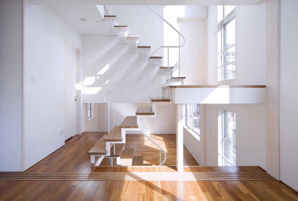 Свежая идея для дизайна: п-образная лестница в стиле лофт с деревянными ступенями и металлическими перилами без подступенок - отличное фото интерьера