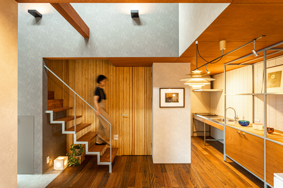 Diseño de escalera recta actual pequeña sin contrahuella con escalones de madera, barandilla de metal y madera