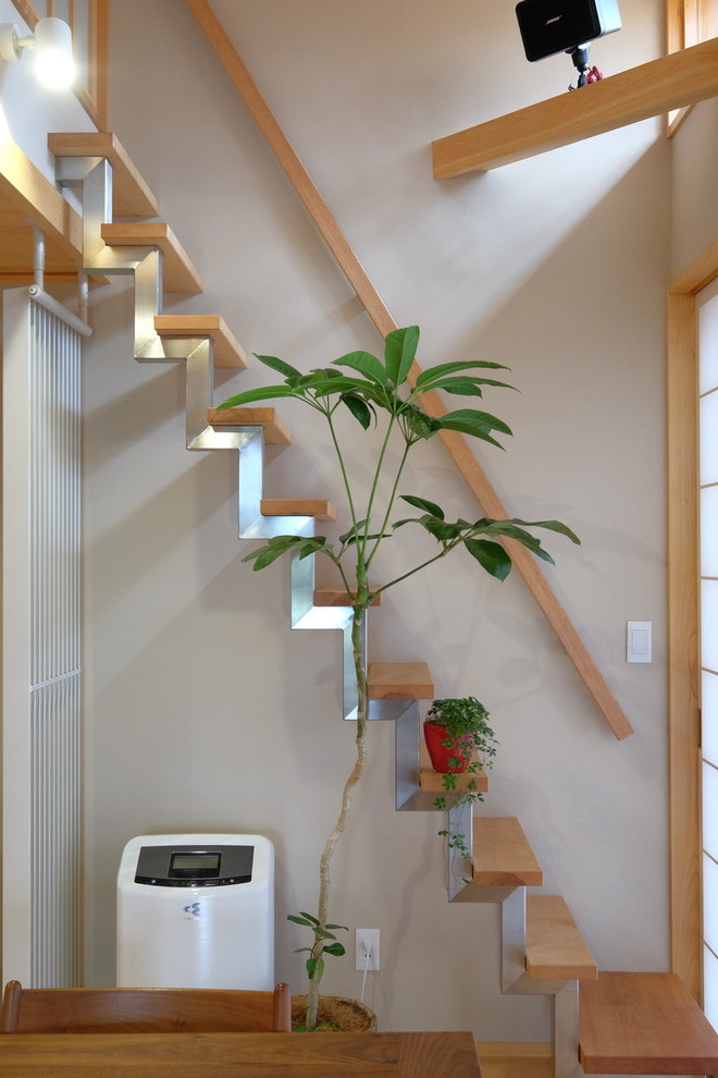 Пример оригинального дизайна: маленькая прямая лестница в стиле модернизм с деревянными ступенями без подступенок для на участке и в саду