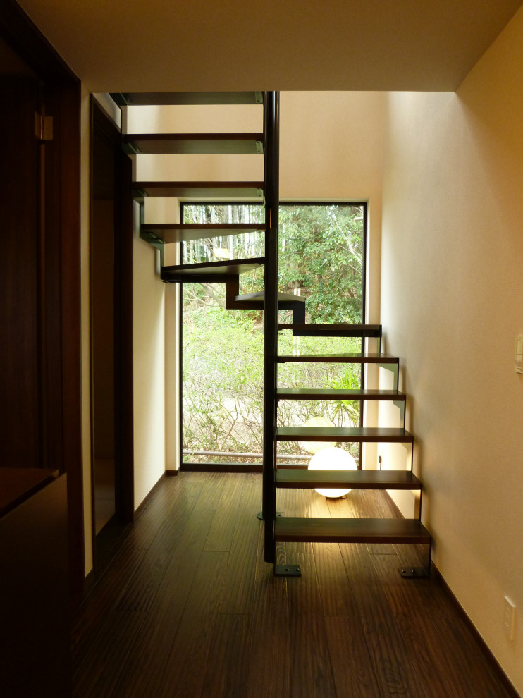 Свежая идея для дизайна: п-образная лестница среднего размера в стиле модернизм с деревянными ступенями и металлическими перилами без подступенок - отличное фото интерьера