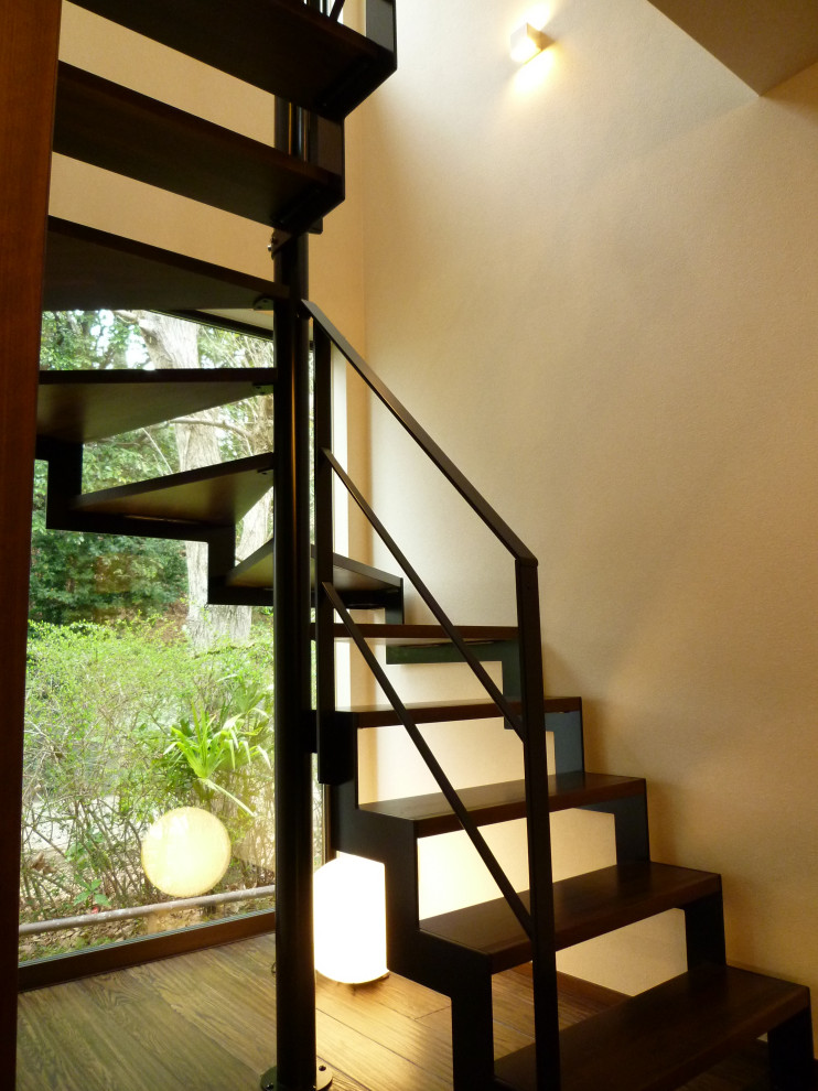 Пример оригинального дизайна: п-образная лестница среднего размера в стиле модернизм с деревянными ступенями и металлическими перилами без подступенок