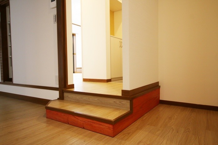 Свежая идея для дизайна: лестница в восточном стиле - отличное фото интерьера