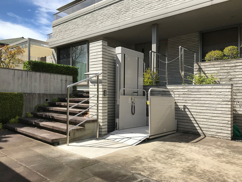 Стильный дизайн: маленькая прямая бетонная лестница в стиле модернизм с ступенями из известняка и металлическими перилами для на участке и в саду - последний тренд