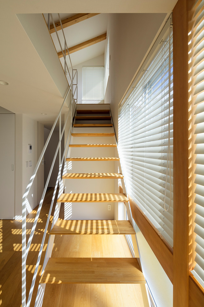 Ejemplo de escalera recta moderna sin contrahuella con escalones de madera y barandilla de metal